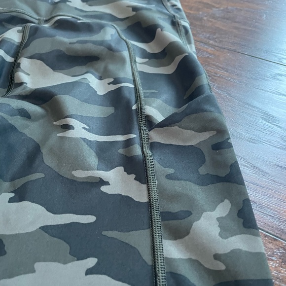 Women’s Athleta Ultimate 7/8 Stash Pocket Legging - Picture 3 of 6